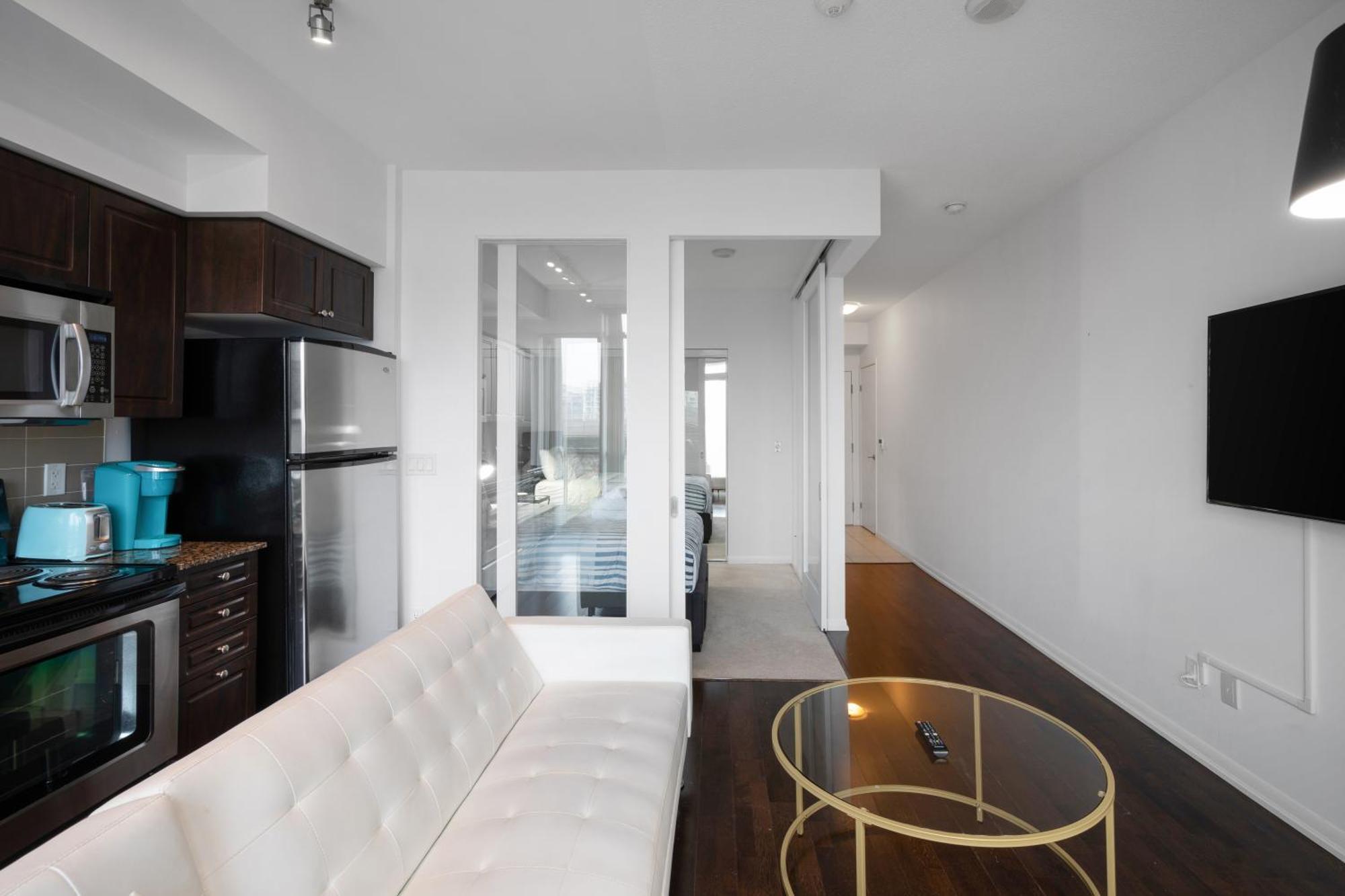 Downtown Toronto 1 Bdrm Condo With Parking And Views Exterior photo
