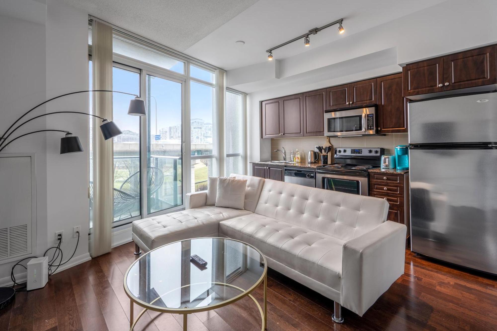 Downtown Toronto 1 Bdrm Condo With Parking And Views Exterior photo